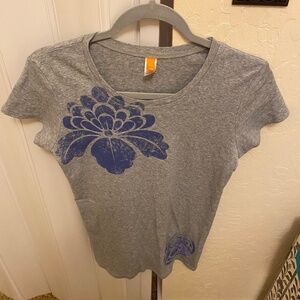 LUCY ACTIVEWEAR TOP SIZE L GRAY WITH BLUE DETAIL /COTTON